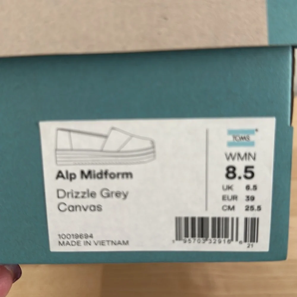 Toms shoes - Picture 2 of 2